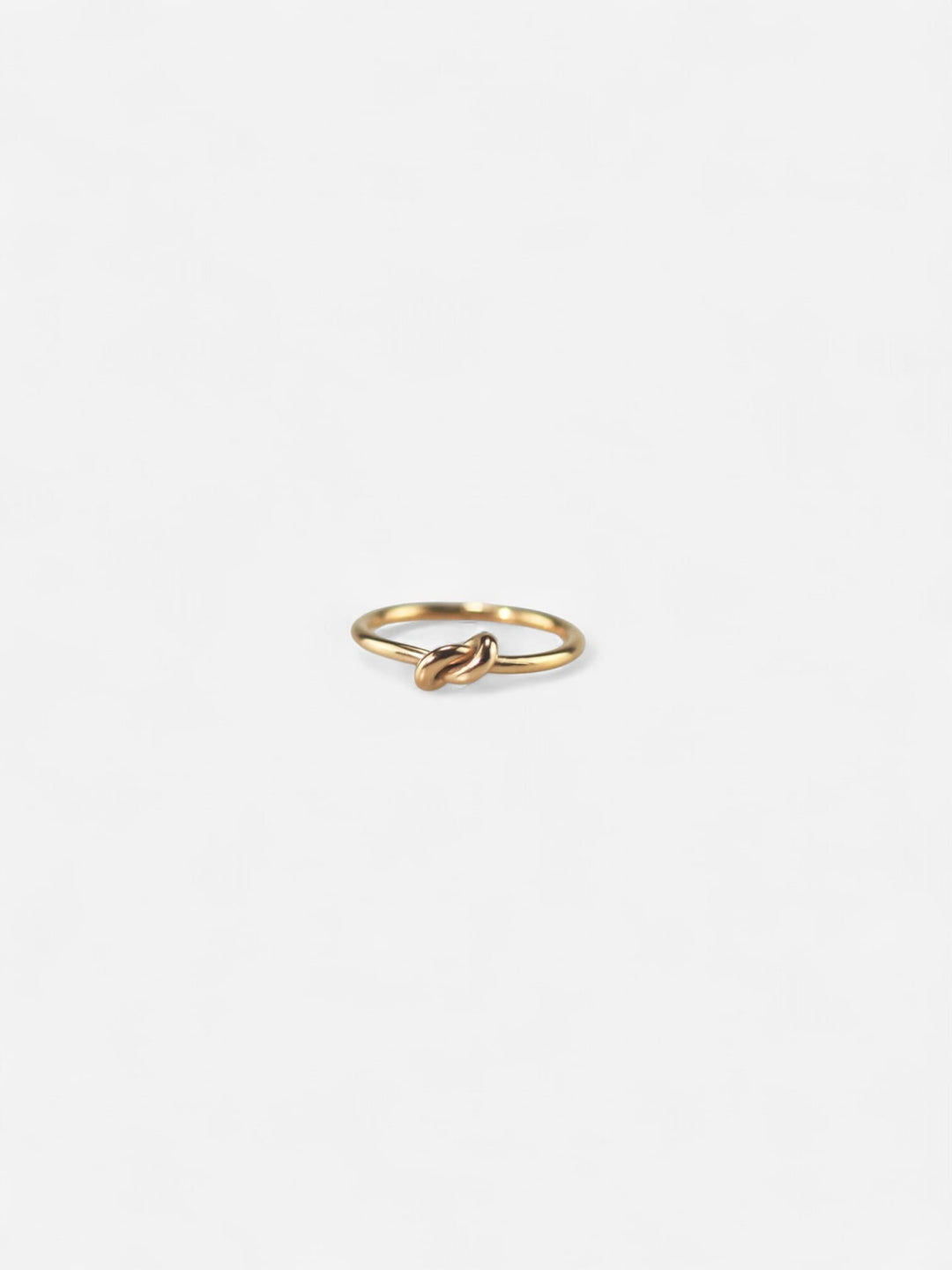 LYKKE KNOT | ANILLO CON NUDO DE CONEXIÓN Y FUERZA INTERIOR