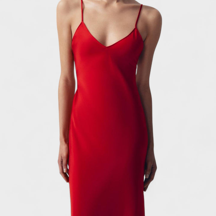 Carmen – Vestido Carmesí de Corte Minimal Elegante que Deslumbra con Sencillez