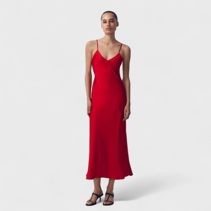 Carmen – Vestido Carmesí de Corte Minimal Elegante que Deslumbra con Sencillez
