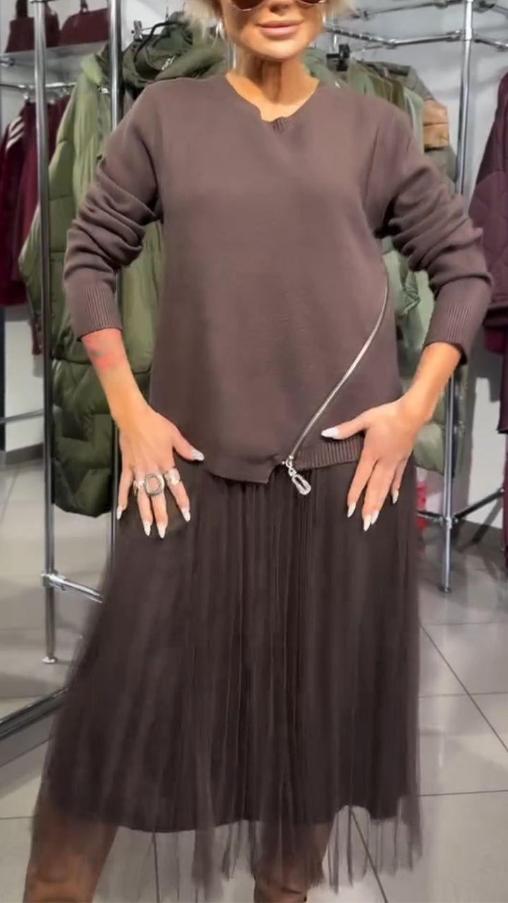 Conjunto con Encantador Vestido de Tul Fino de Caída Elegante y Jersey de Punto Artesanal con Cremallera Lateral