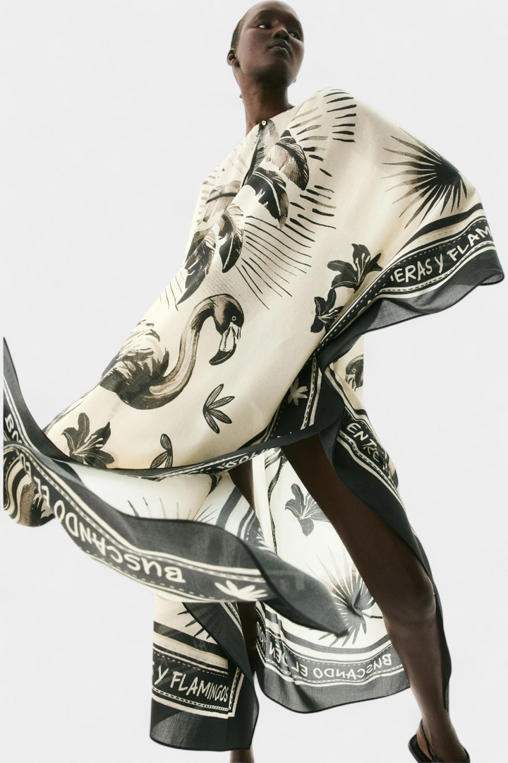 Guadalupe – Vestido Kaftán Oversized con Estampado de Flamencos y Palmeras que irradia frescura tropical