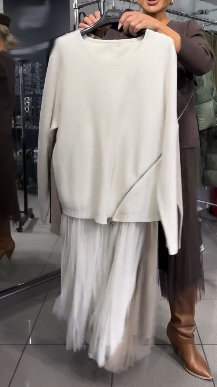 Conjunto con Encantador Vestido de Tul Fino de Caída Elegante y Jersey de Punto Artesanal con Cremallera Lateral