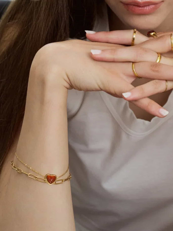 SCARLET HEART | PULSERA CON CORAZÓN ESMALTADO Y CADENA DORADA