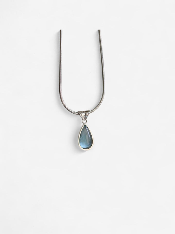 AURORA DROP | COLLAR CON GOTA VERDE Y FUERZA SERENA