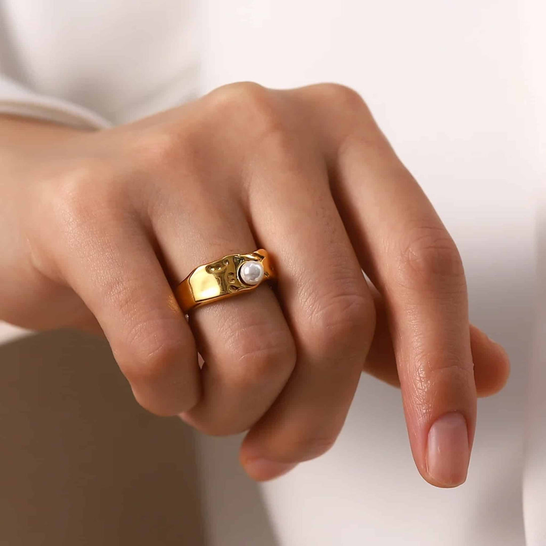 LUNA PEARL BAND | ANILLO ESCULTÓRICO CON PERLA Y PRESENCIA