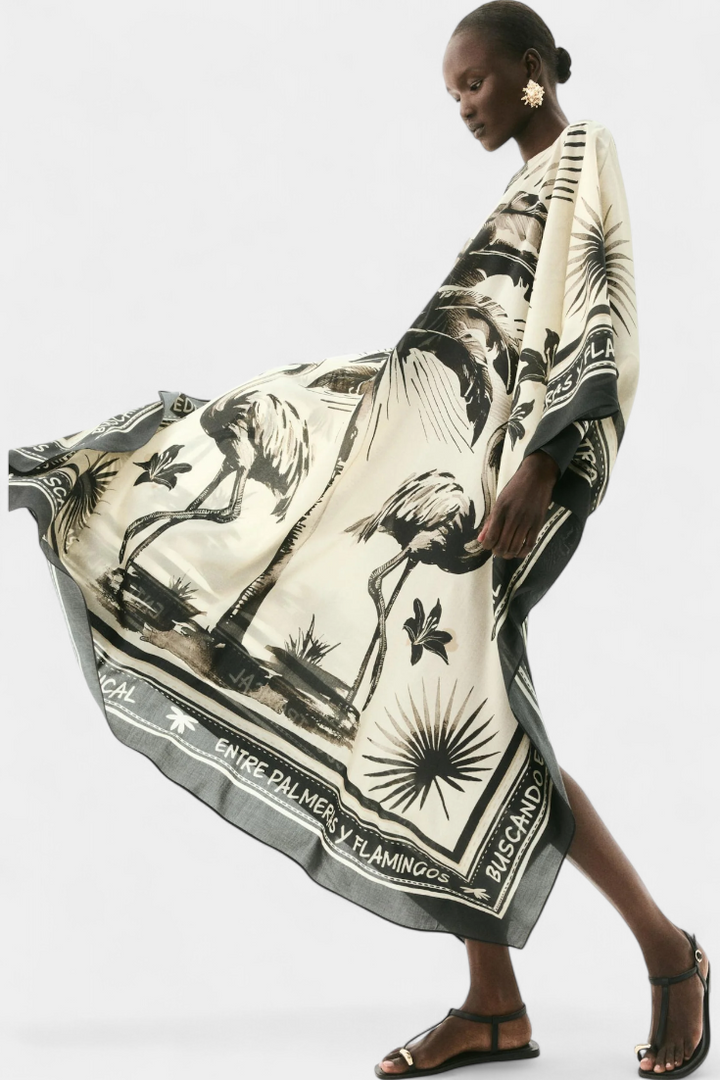 Guadalupe – Vestido Kaftán Oversized con Estampado de Flamencos y Palmeras que irradia frescura tropical