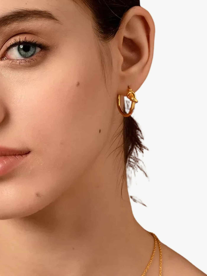 KNOTTED GRACE | AROS CON NUDO ELEGANTE Y SIGNIFICADO INTERIOR