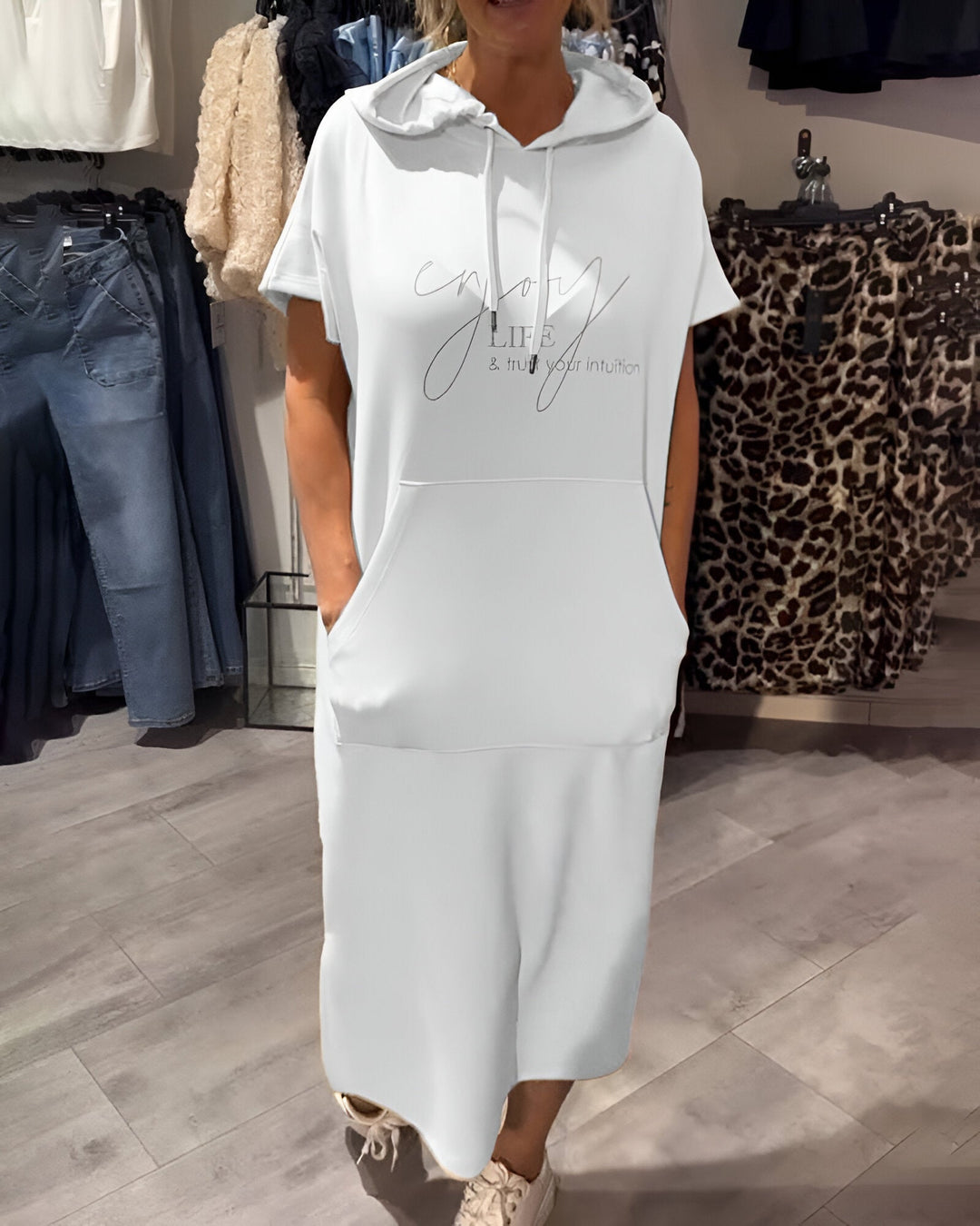 CARLOTA | VESTIDO CON CAPUCHA Y ESTILO DESENFADADO