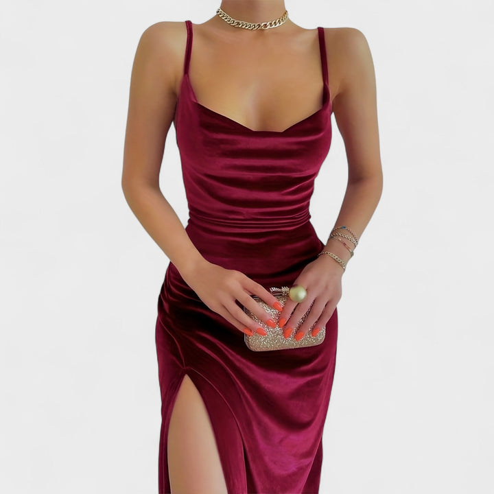 Gabriela – Vestido de Terciopelo con Abertura Lateral que realza tu sensualidad