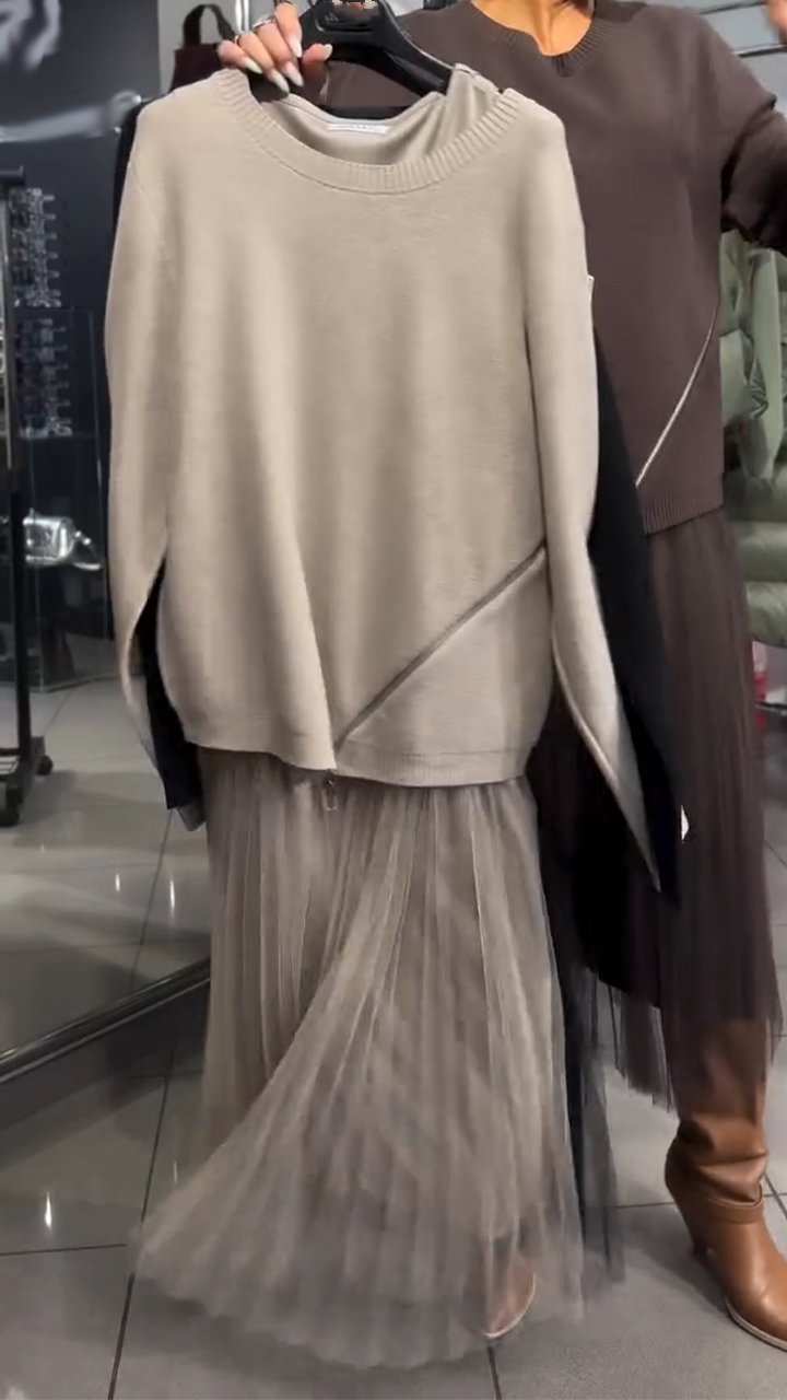 Conjunto con Encantador Vestido de Tul Fino de Caída Elegante y Jersey de Punto Artesanal con Cremallera Lateral