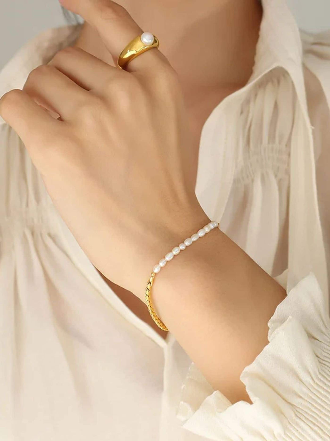 AMÉLIE PEARL | PULSERA CON CADENA DORADA Y PERLAS NATURALES
