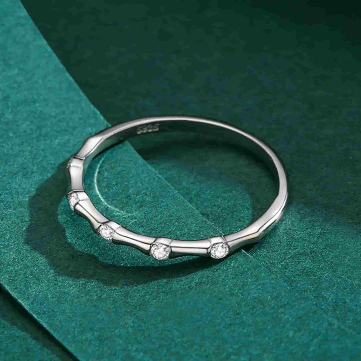 CAROLINE PETITE | ANILLO DELICADO CON BRILLO SILENCIOSO