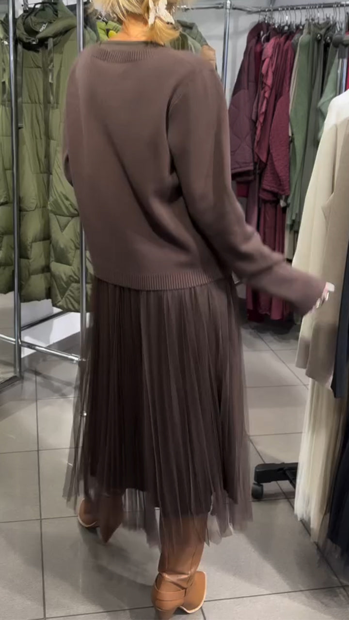 Conjunto con Encantador Vestido de Tul Fino de Caída Elegante y Jersey de Punto Artesanal con Cremallera Lateral