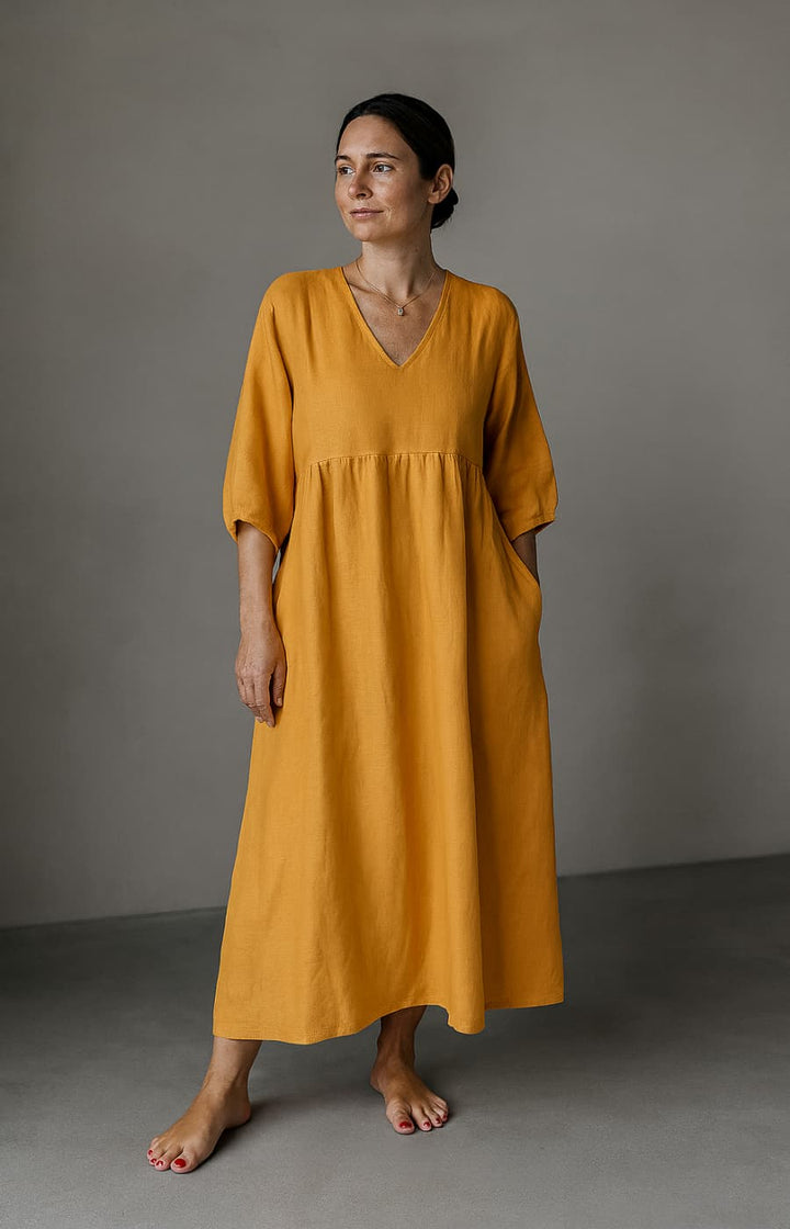 ÁNGELA | VESTIDO MIDI CON BOLSILLOS EN TEJIDO LUJOSO – CON LIGEREZA Y CALMA