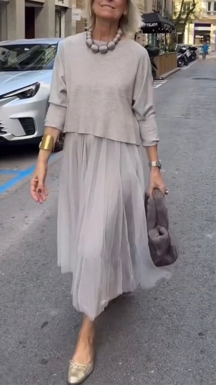 Conjunto con Encantador Vestido Fino de Caída Elegante y Jersey Artesanal