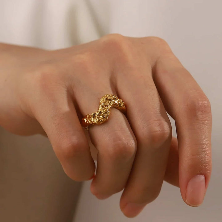 TERRA SCULPT | ANILLO ORGÁNICO CON FUERZA INTERIOR