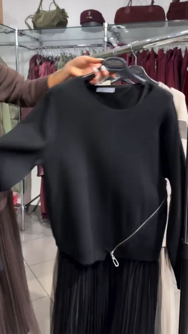 Conjunto con Encantador Vestido de Tul Fino de Caída Elegante y Jersey de Punto Artesanal con Cremallera Lateral