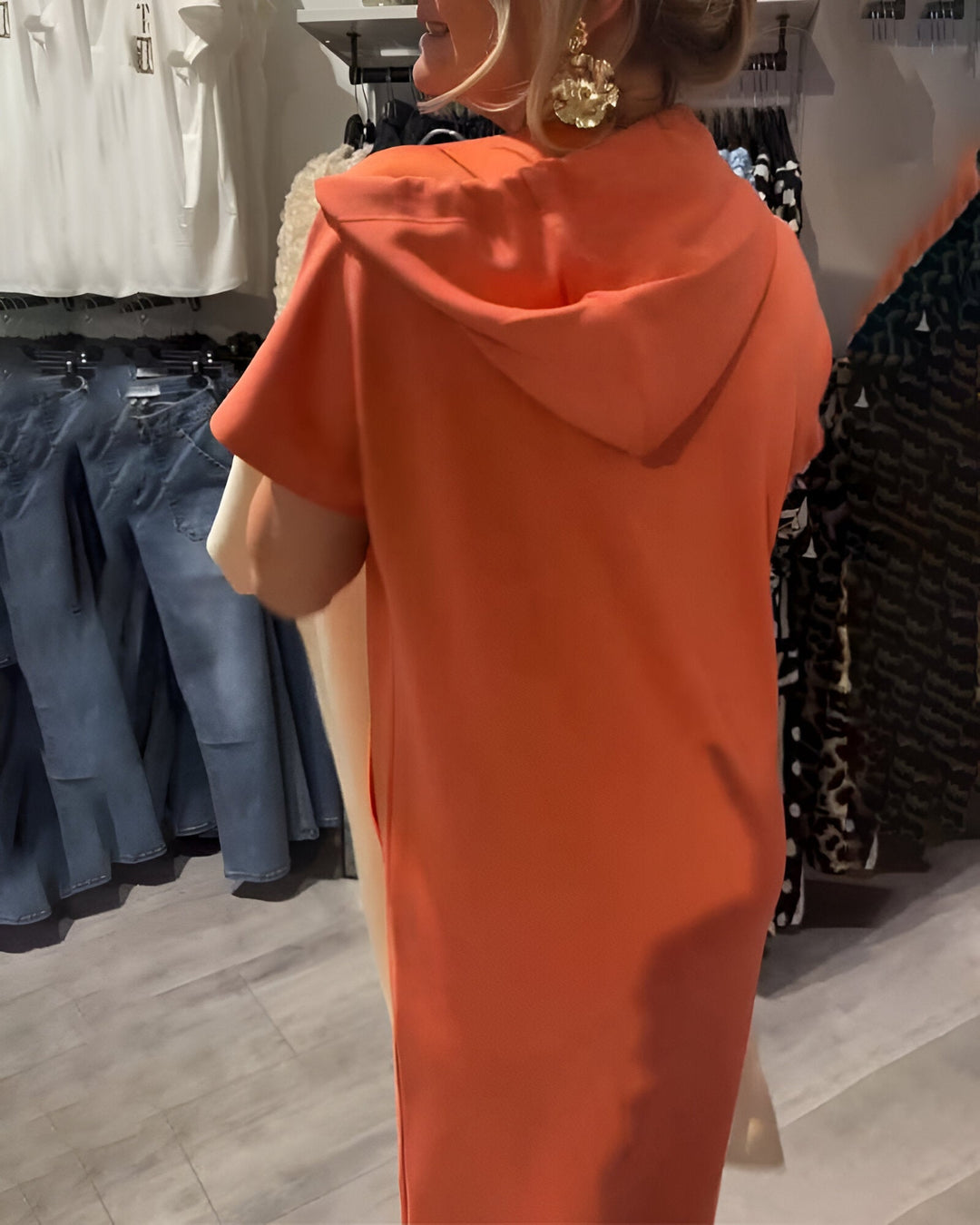 CARLOTA | VESTIDO CON CAPUCHA Y ESTILO DESENFADADO