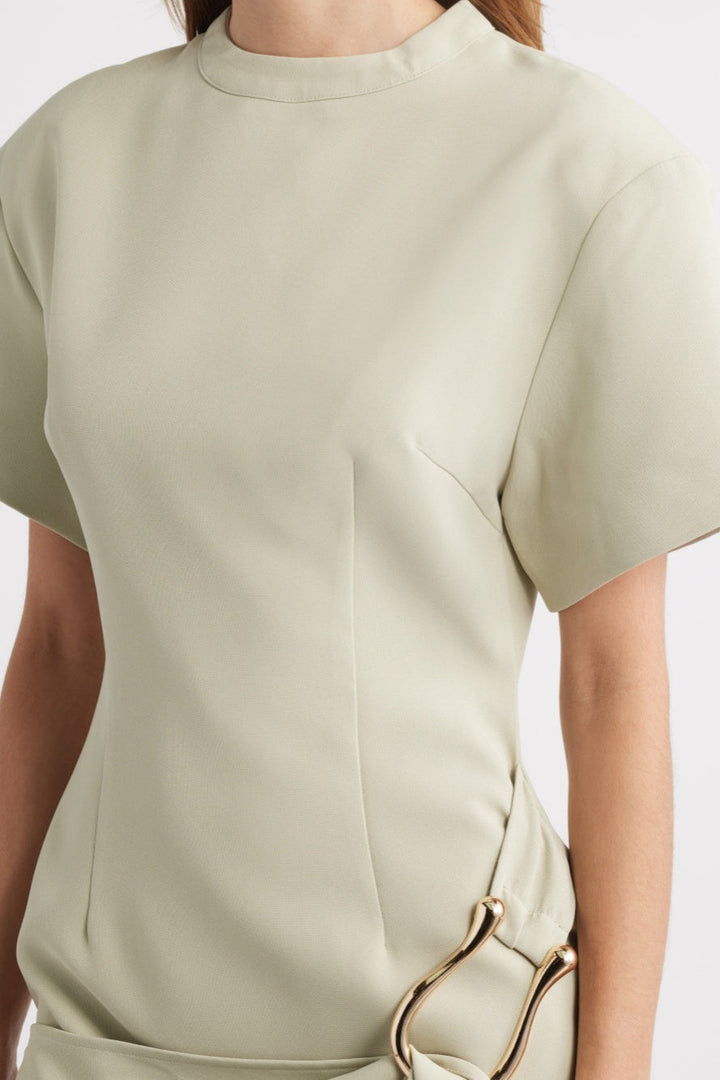 Coraline – Vestido Mini con Cintura Drapeada y Hebilla Dorada que realza tu estilo sofisticado