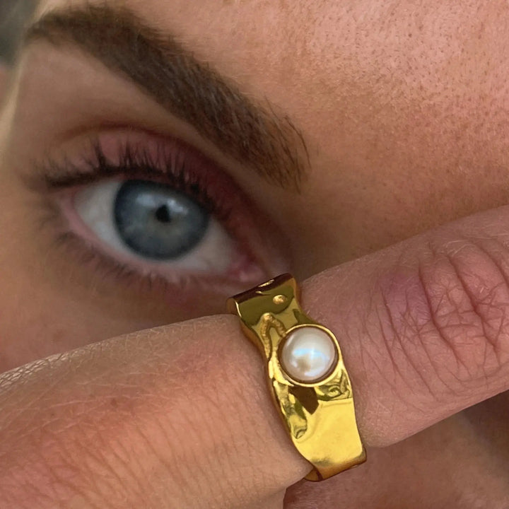 LUNA PEARL BAND | ANILLO ESCULTÓRICO CON PERLA Y PRESENCIA