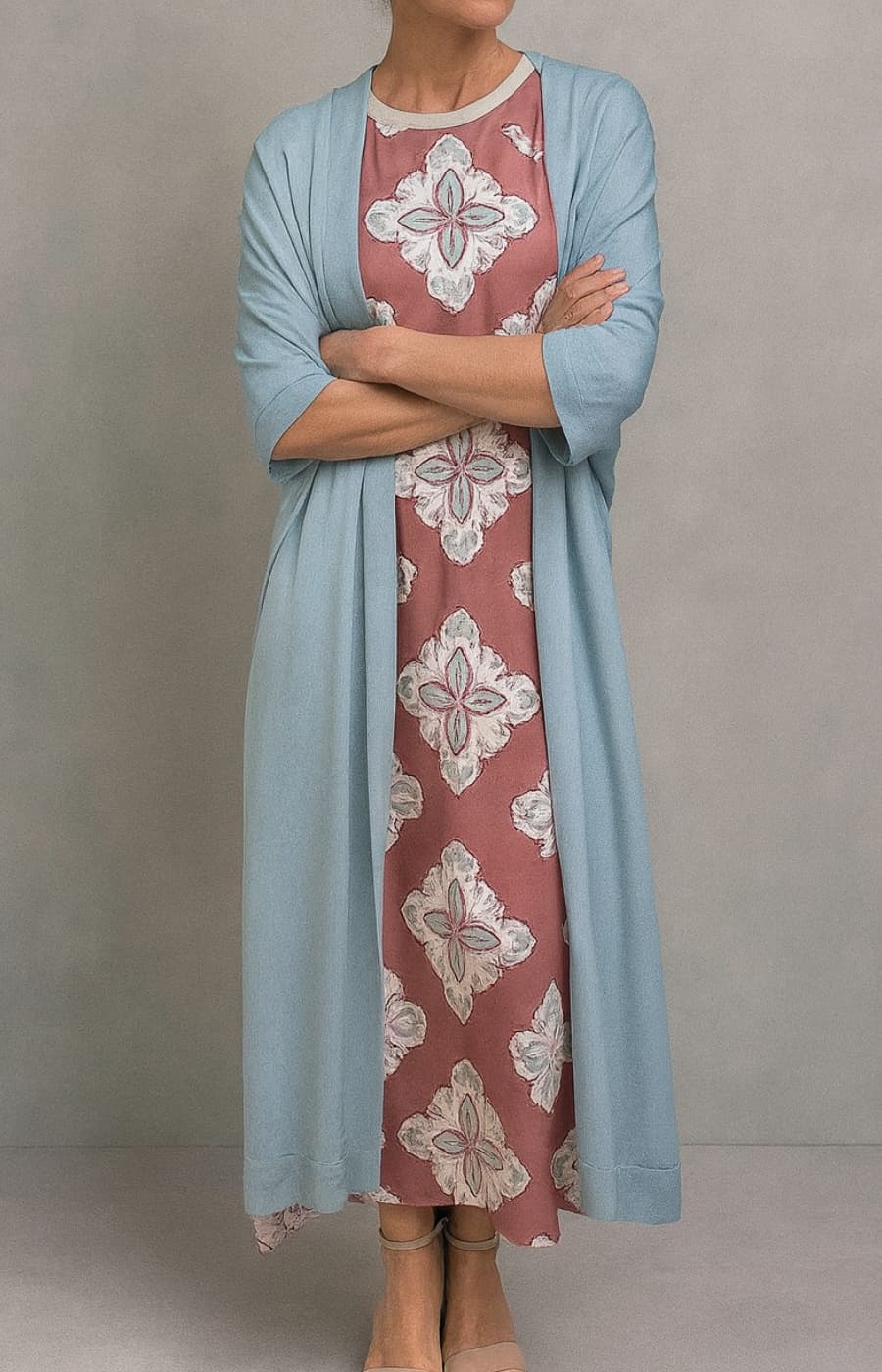 LETICIA | VESTIDO SATINADO CON ESTOLA ELEGANTE