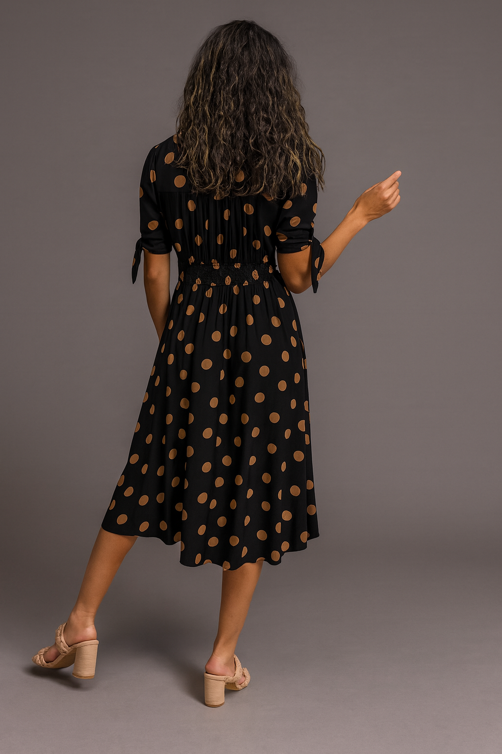 ALMUDENA | VESTIDO DE LUNARES CON ENCANTO ATEMPORAL