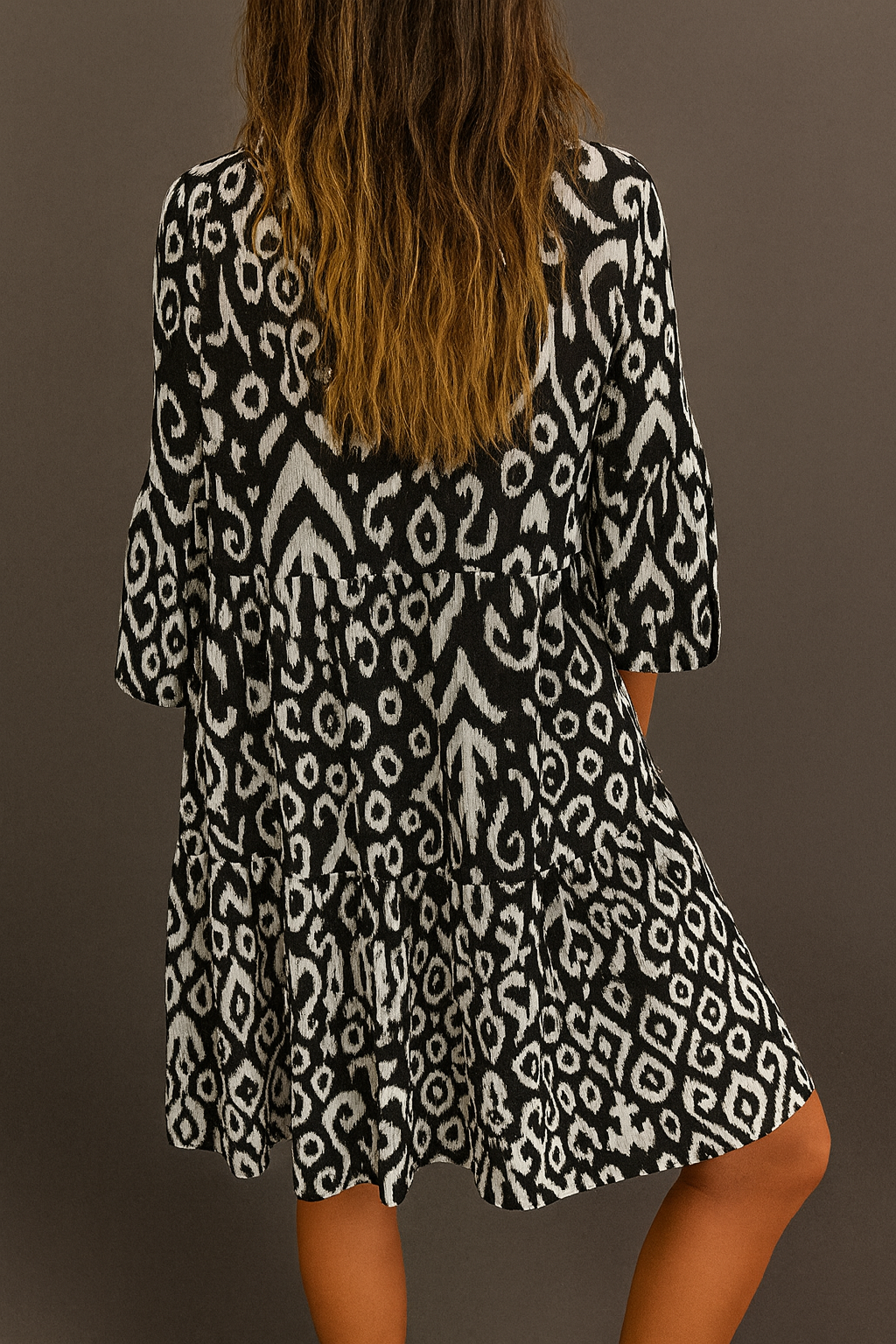 LUNA | VESTIDO CON ESCOTE EN V Y DETALLES SUTILES