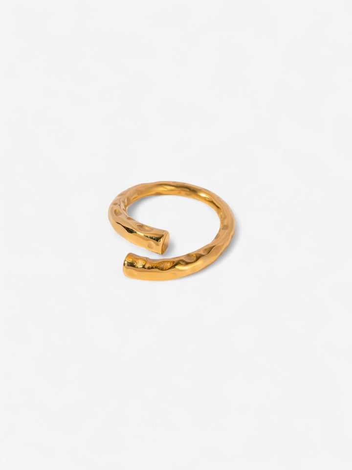 VEGA HAMMERED | ANILLO ARTESANAL CON FUERZA AUTÉNTICA