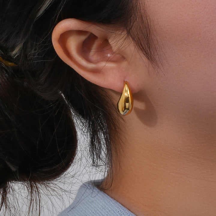 GOLDEN TEARDROP | AROS ESCULPIDOS EN FORMA DE LÁGRIMA