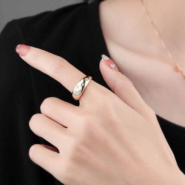 STELLAR DREAMS | ANILLO CON LUNA CRECIENTE Y ESTRELLAS