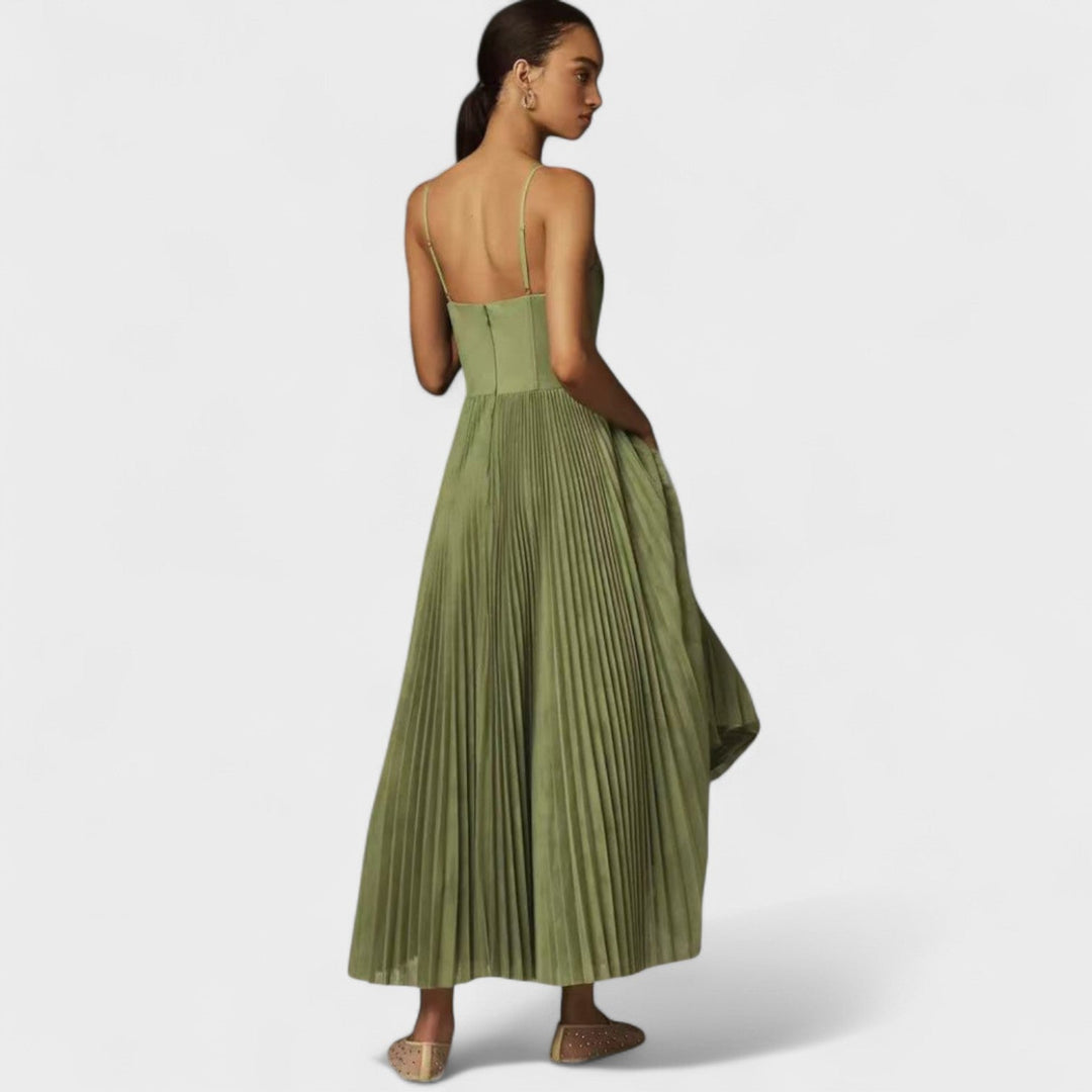 Élodie – El vestido plisado que conquista con elegancia