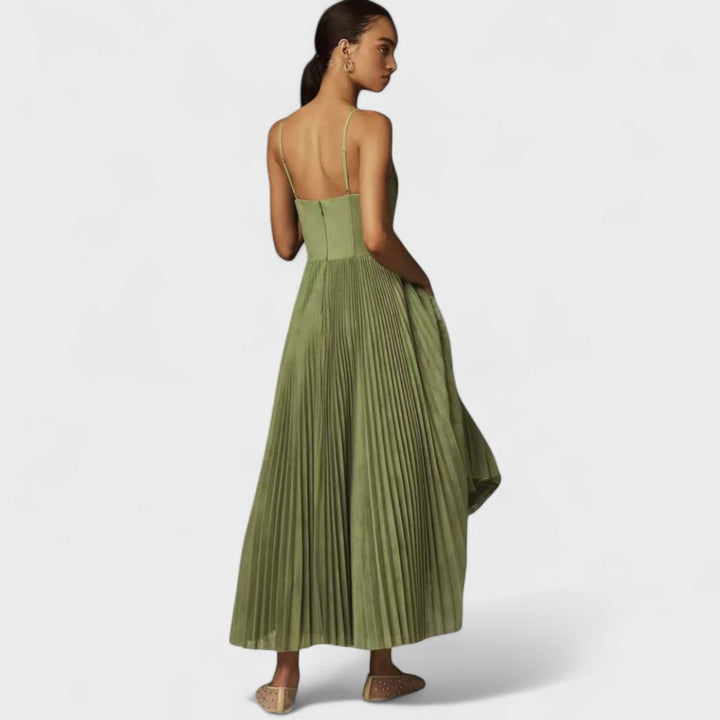 Élodie – El vestido plisado que conquista con elegancia