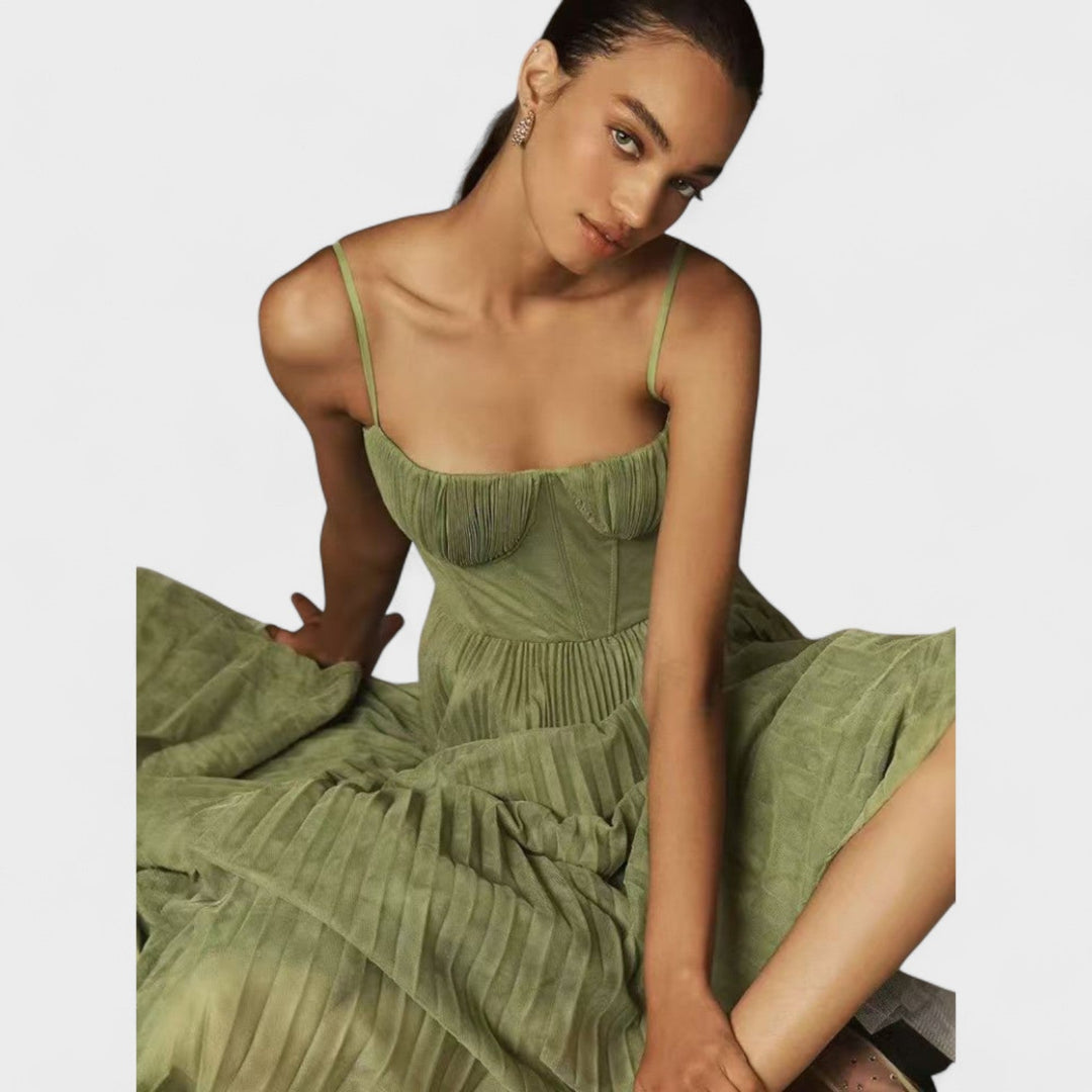 Élodie – El vestido plisado que conquista con elegancia