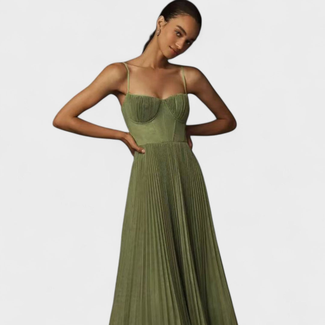 Élodie – El vestido plisado que conquista con elegancia