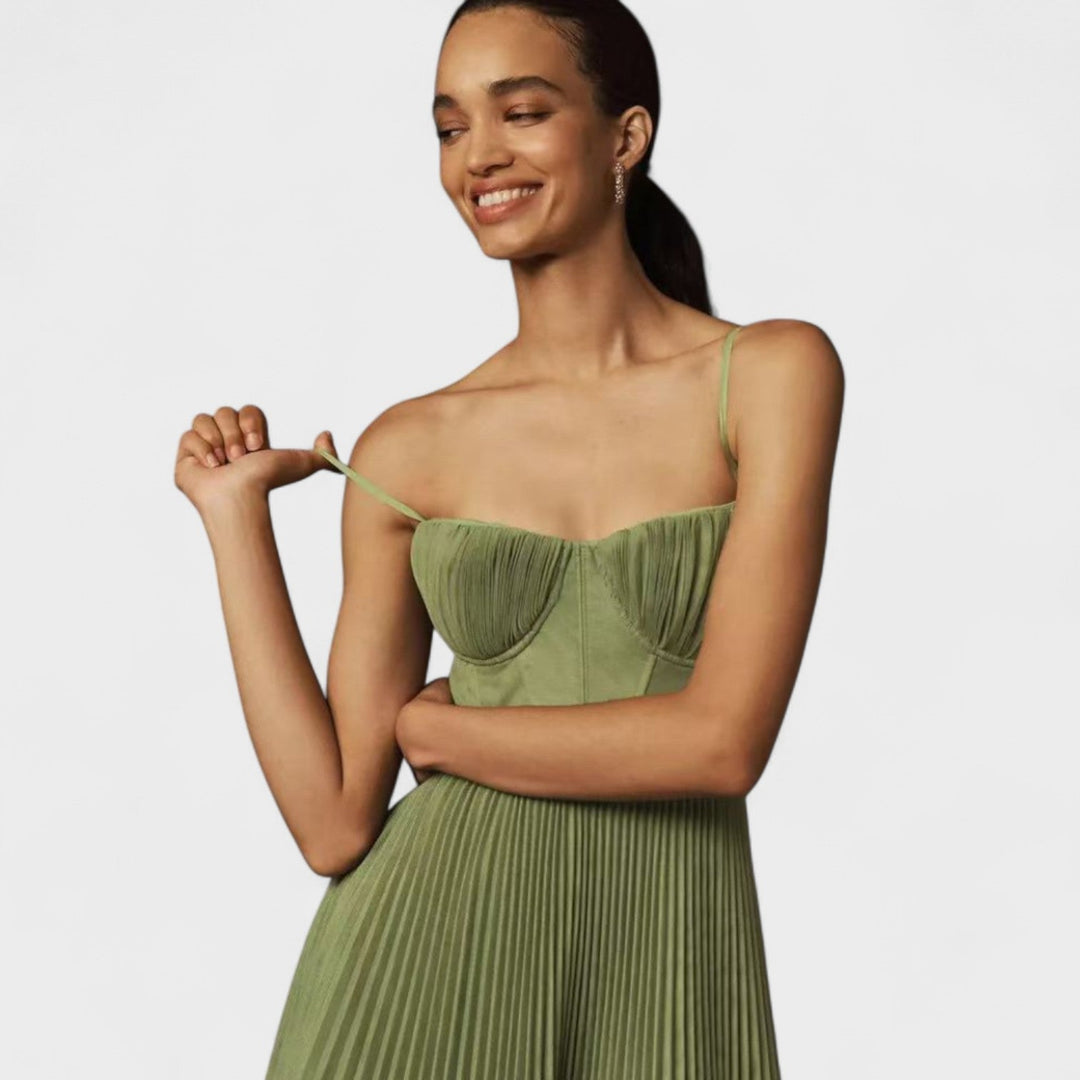 Élodie – El vestido plisado que conquista con elegancia
