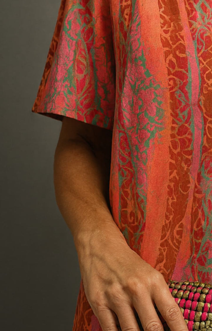ALEJANDRA | VESTIDO DE SEDA FRÍA Y MANGA CORTA EN ESTAMPADO ÉTNICO NARANJA Y FUCSIA, ESPECTACULAR PARA EL DÍA A DÍA