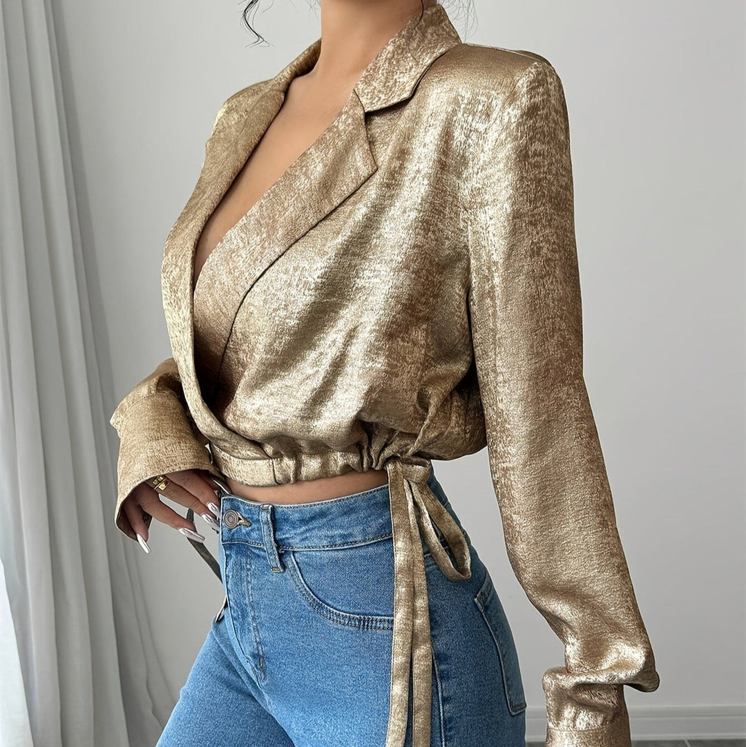 Blusa para mujer de satén brillante con cuello camisero estilo entallado - Clara