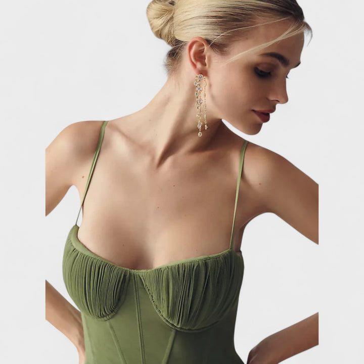 Élodie – El vestido plisado que conquista con elegancia