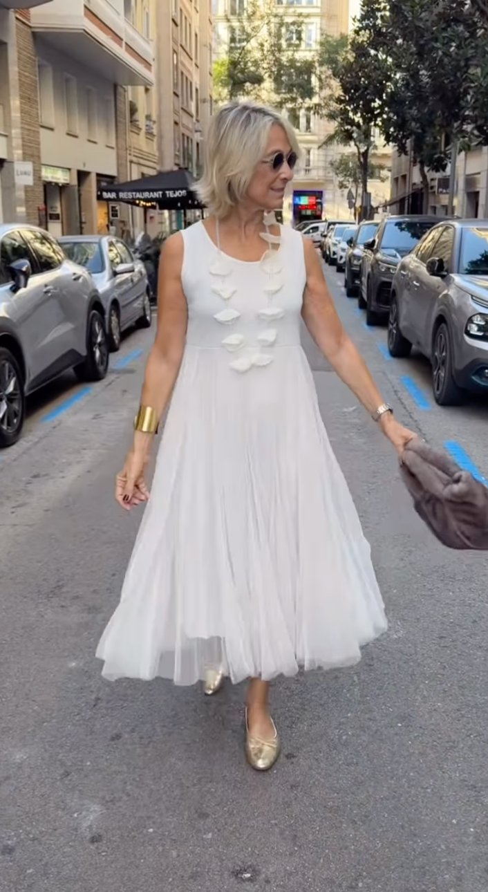 Conjunto con Encantador Vestido Fino de Caída Elegante y Jersey Artesanal