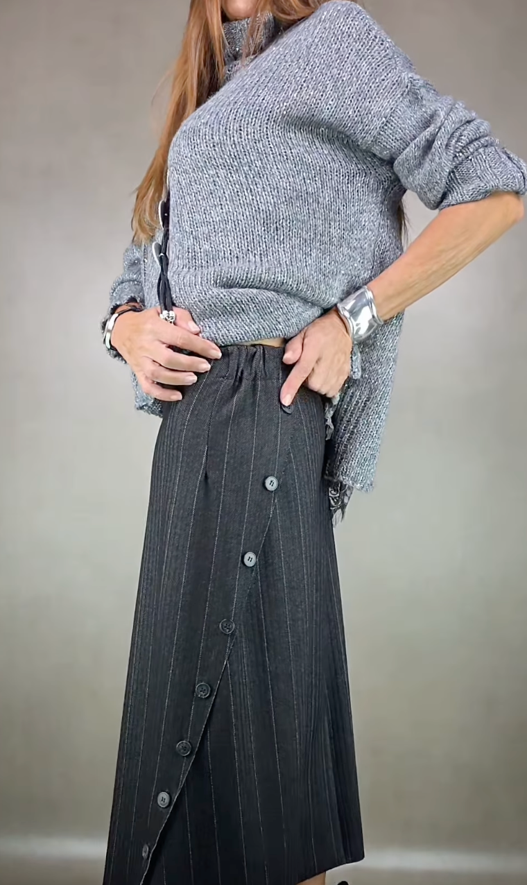 Conjunto con Falda de Encaje Delicado y Jersey Largo de Punto Artesanal