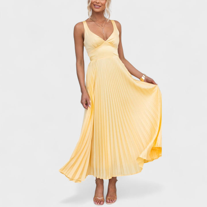Aby – Vestido Maxi Amarillo Plisado con Escote en V que resalta tu figura