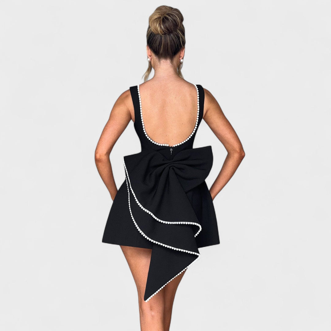 Carrie – Vestido Mini con Lazo de Perlas que realza tu feminidad