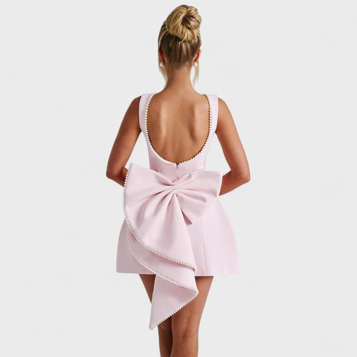 Carrie – Vestido Mini con Lazo de Perlas que realza tu feminidad