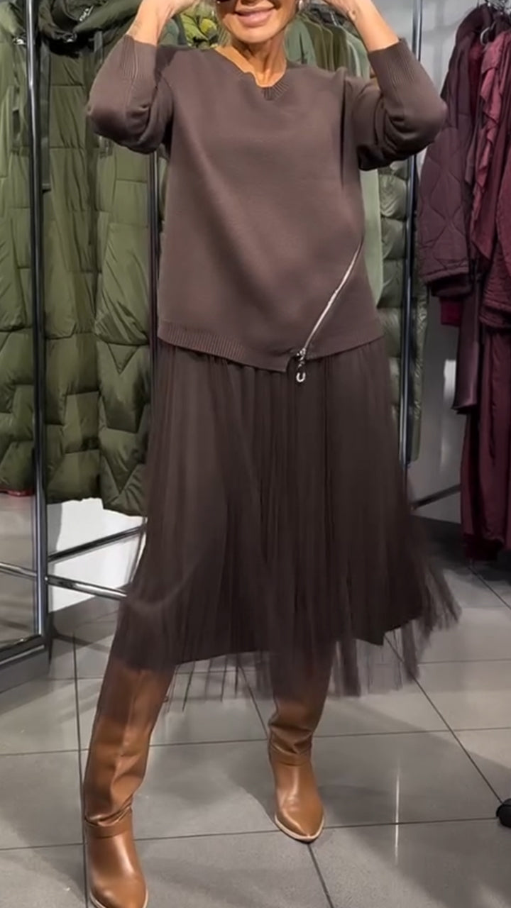 Conjunto con Encantador Vestido de Tul Fino de Caída Elegante y Jersey de Punto Artesanal con Cremallera Lateral