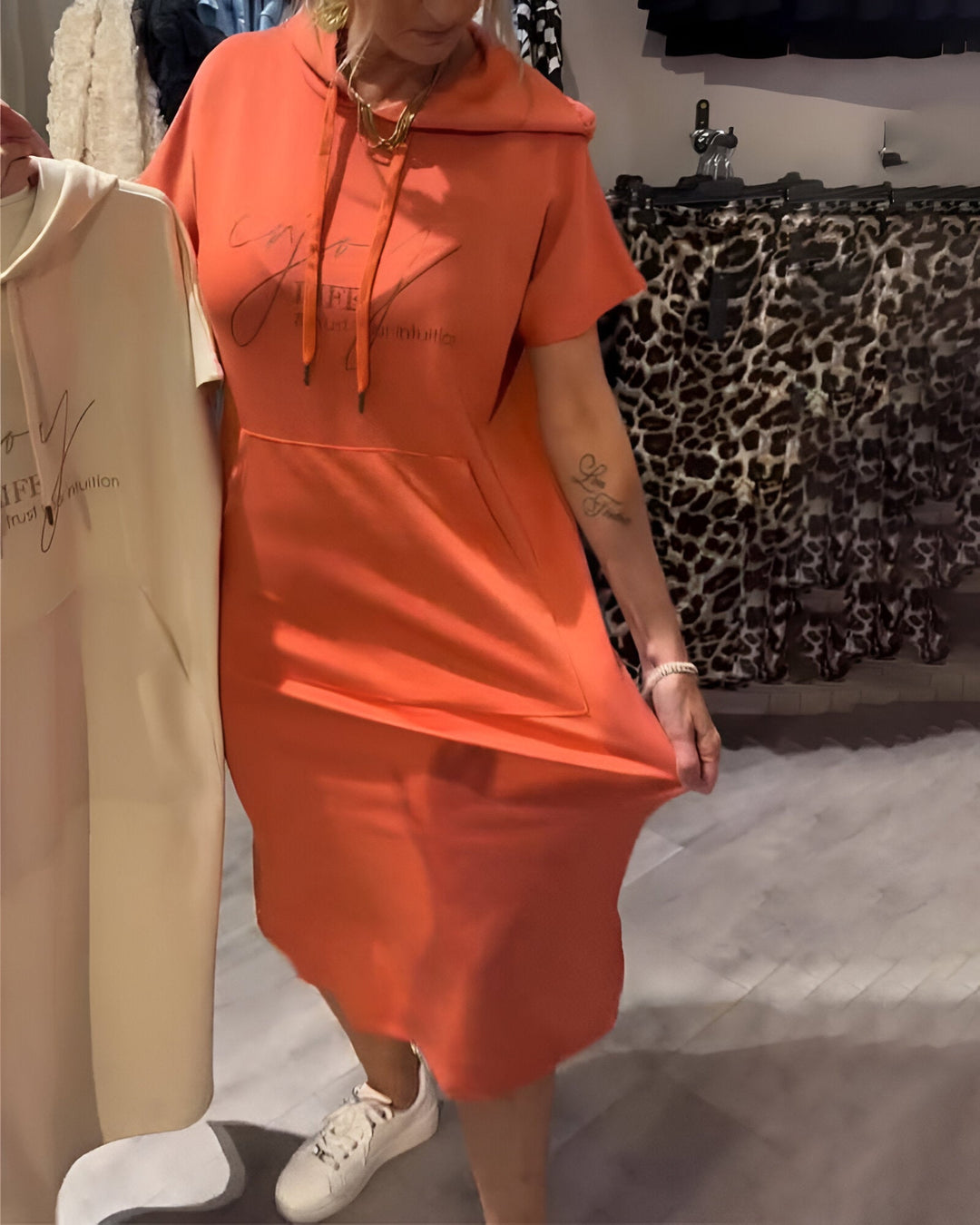 CARLOTA | VESTIDO CON CAPUCHA Y ESTILO DESENFADADO