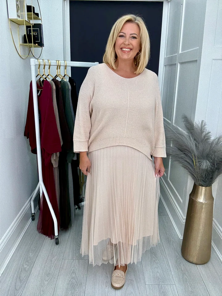 Conjunto con Vestido de Tul Fino de Caída Elegante y Jersey de Punto Sofisticado