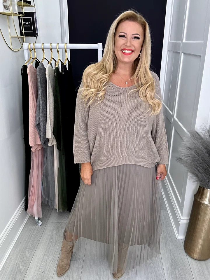 Conjunto con Vestido de Tul Fino de Caída Elegante y Jersey de Punto Sofisticado