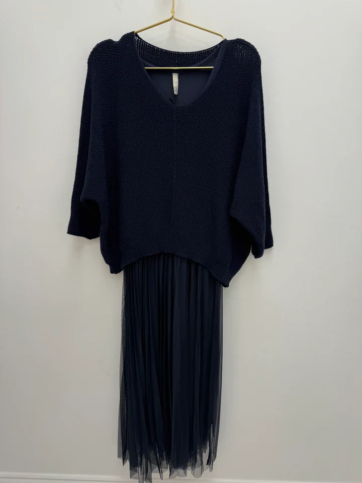 Conjunto con Vestido de Tul Fino de Caída Elegante y Jersey de Punto Sofisticado