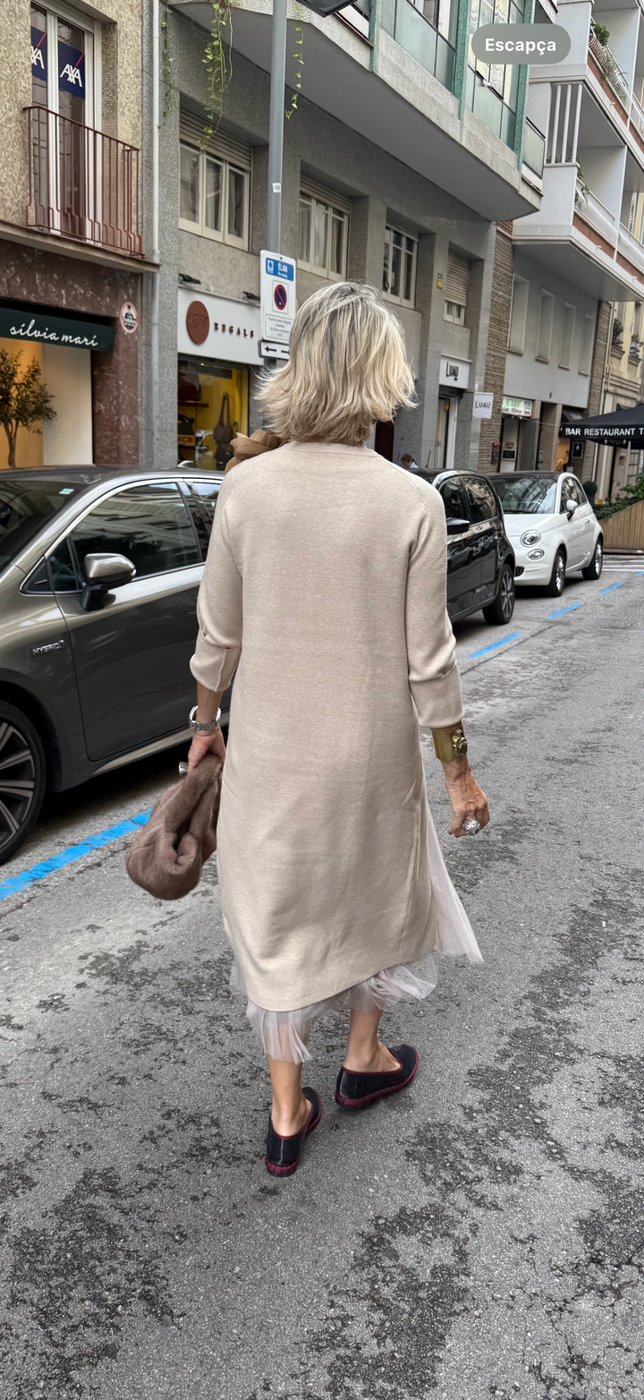 Conjunto con Encantador Vestido Fino con Caída Elegante y Jersey Largo