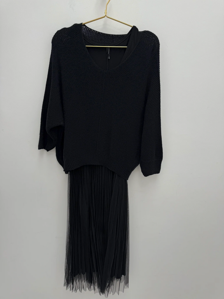 Conjunto con Vestido de Tul Fino de Caída Elegante y Jersey de Punto Sofisticado